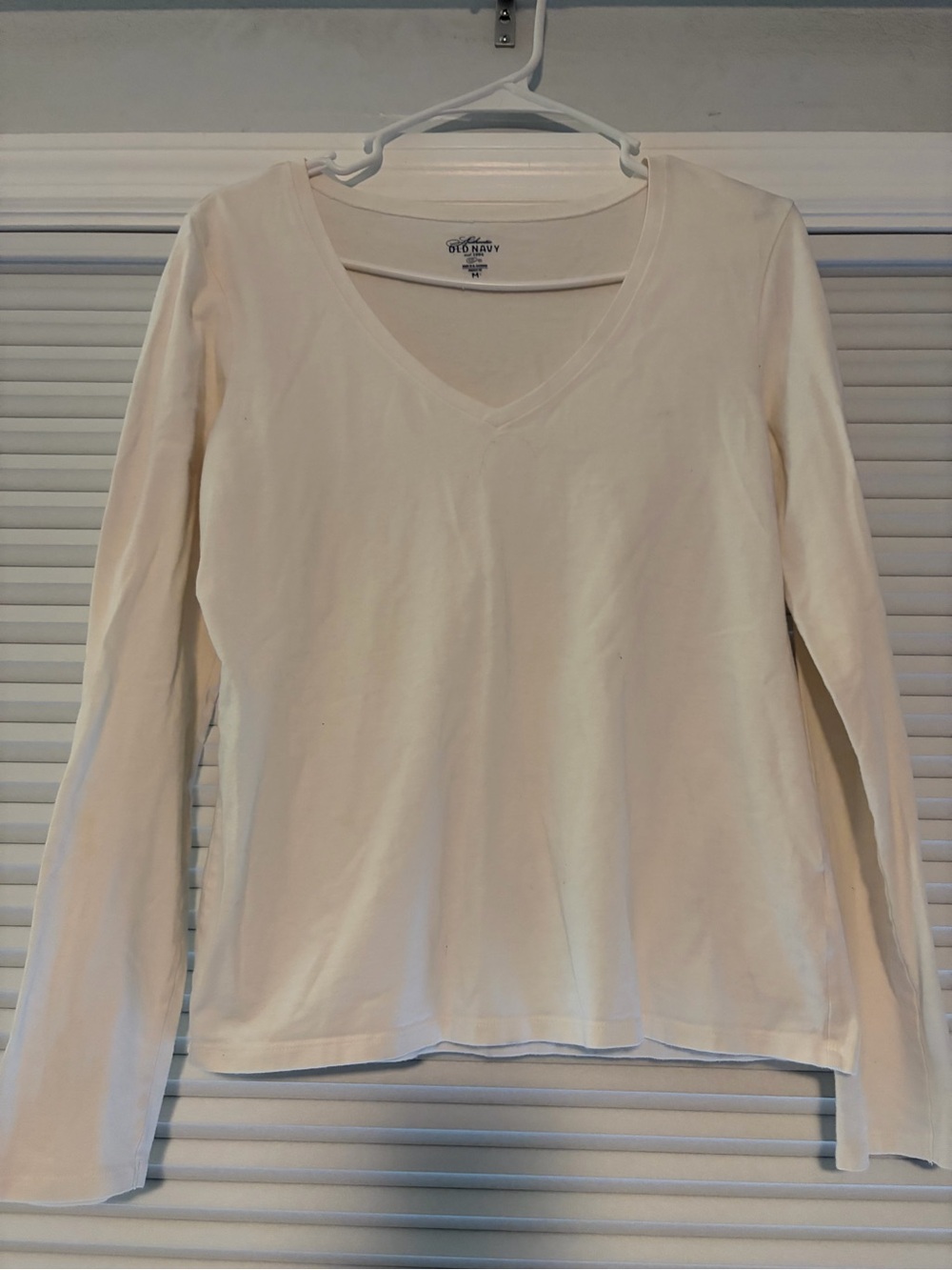 Old Navy Cream V-Neck Long Sleeve Tee